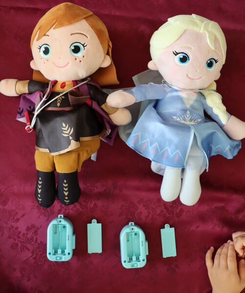 File:001.Disney Frozen2.Both Dolls.jpg